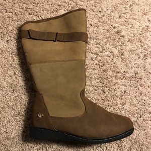 Trendy Women’s size 8 brown/dark brown waterproof boots. Winter, casual.